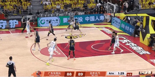 多宝体育登录入口-胡明轩关键封盖杰曼，但后者生突王少杰强硬上篮命中
